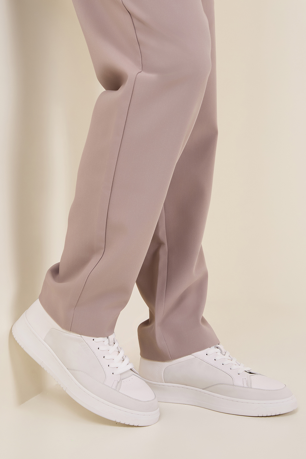 תמונת כל הלוק של נעלי סניקרס